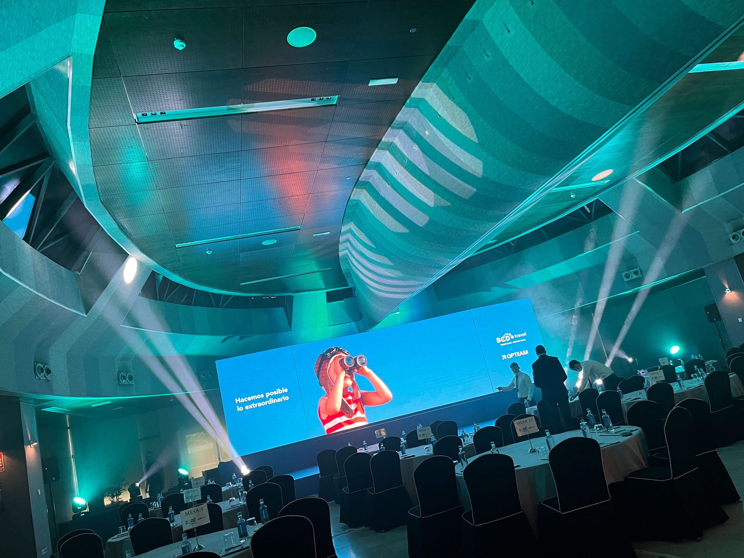 Variedad de tamaños y resoluciones de pantallas LED para eventos de empresa
